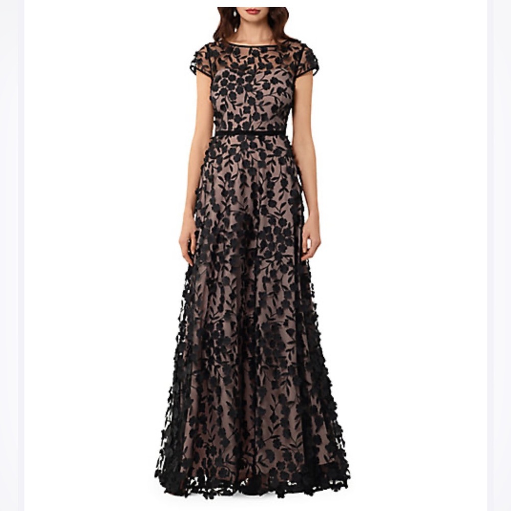 Xscape full length, short sleeve gown. Size 14